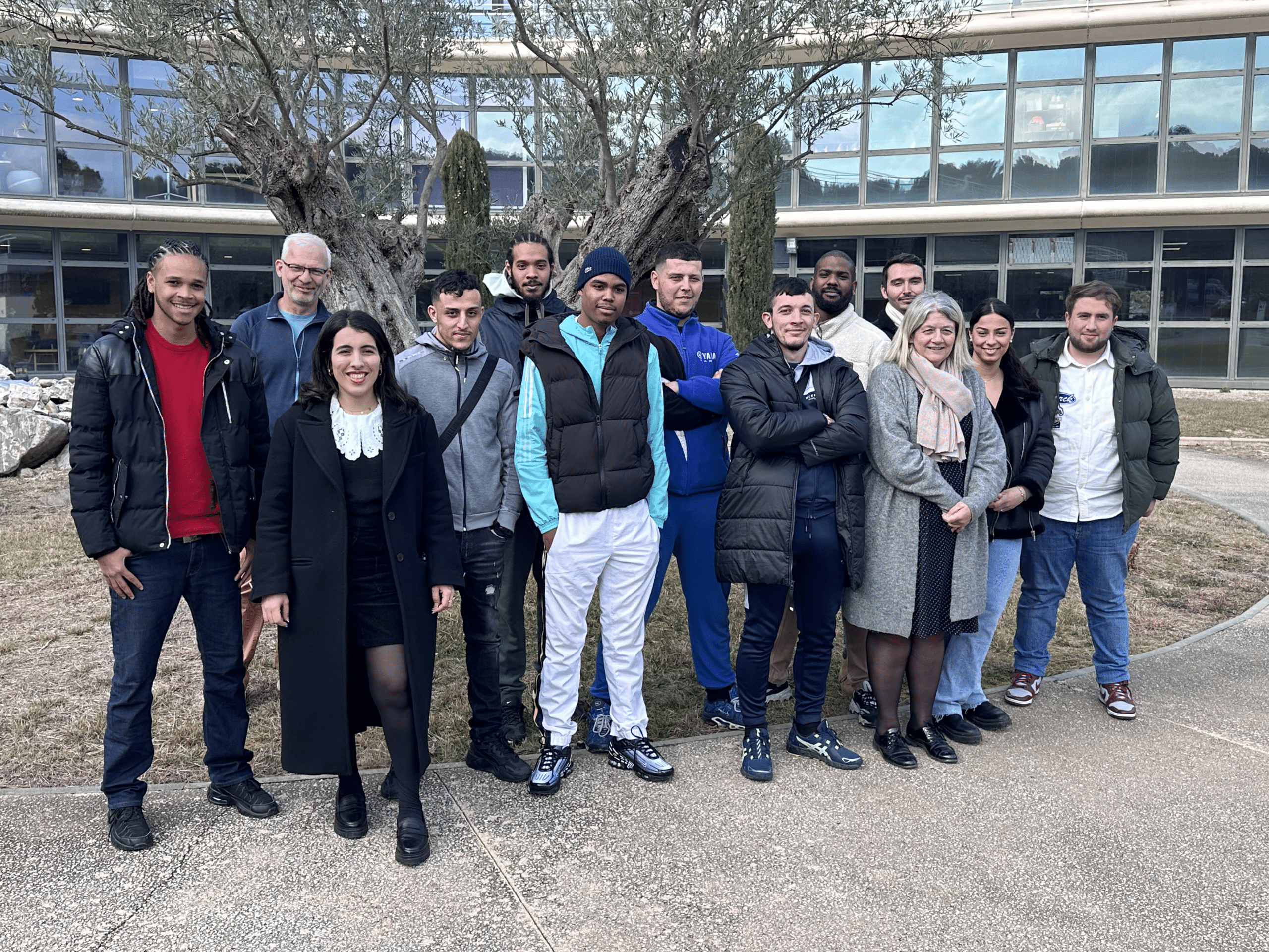 Premier groupe d'apprentis du centre d'Aix-en-Provence prenant la pose photo devant le CFA.