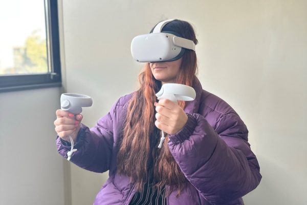 Une jeune apprenti qui conduis grâce au casque de réalité virtuelle de Last Smile University